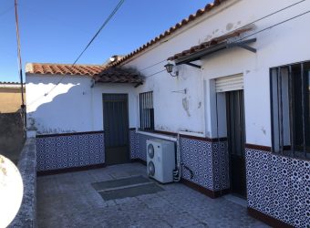 CASA ADOSADA EN LA GARROVILLA